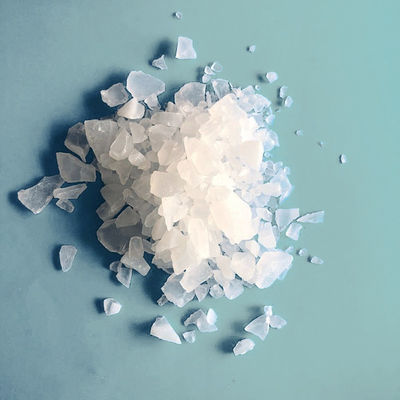 Biały krystaliczny uzdatnianie wody Siarczan glinu w proszku Granulowany zakład chemiczny PH 3,5